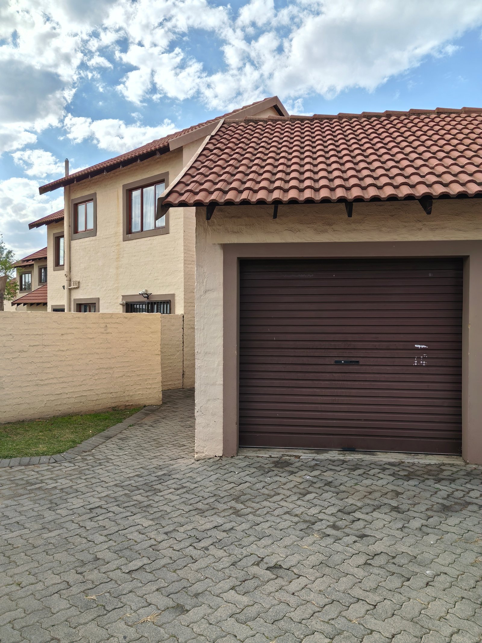 Charming 2 Bedroom Apartment - image 2