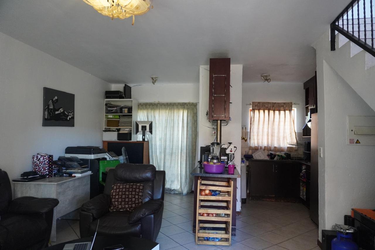 Charming 2 Bedroom Apartment - image 3