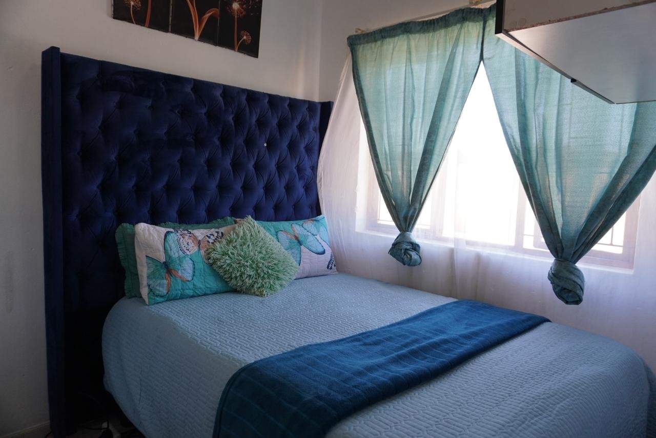 Charming 2 Bedroom Apartment - image 8