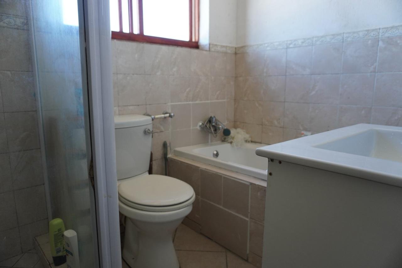 Charming 2 Bedroom Apartment - image 10