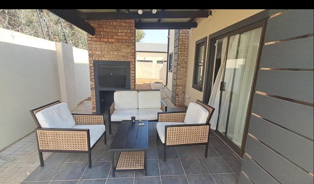 Full Title in a Estate - image 3