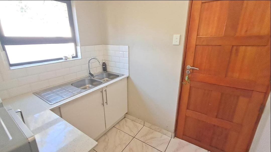 Full Title in a Estate - image 4