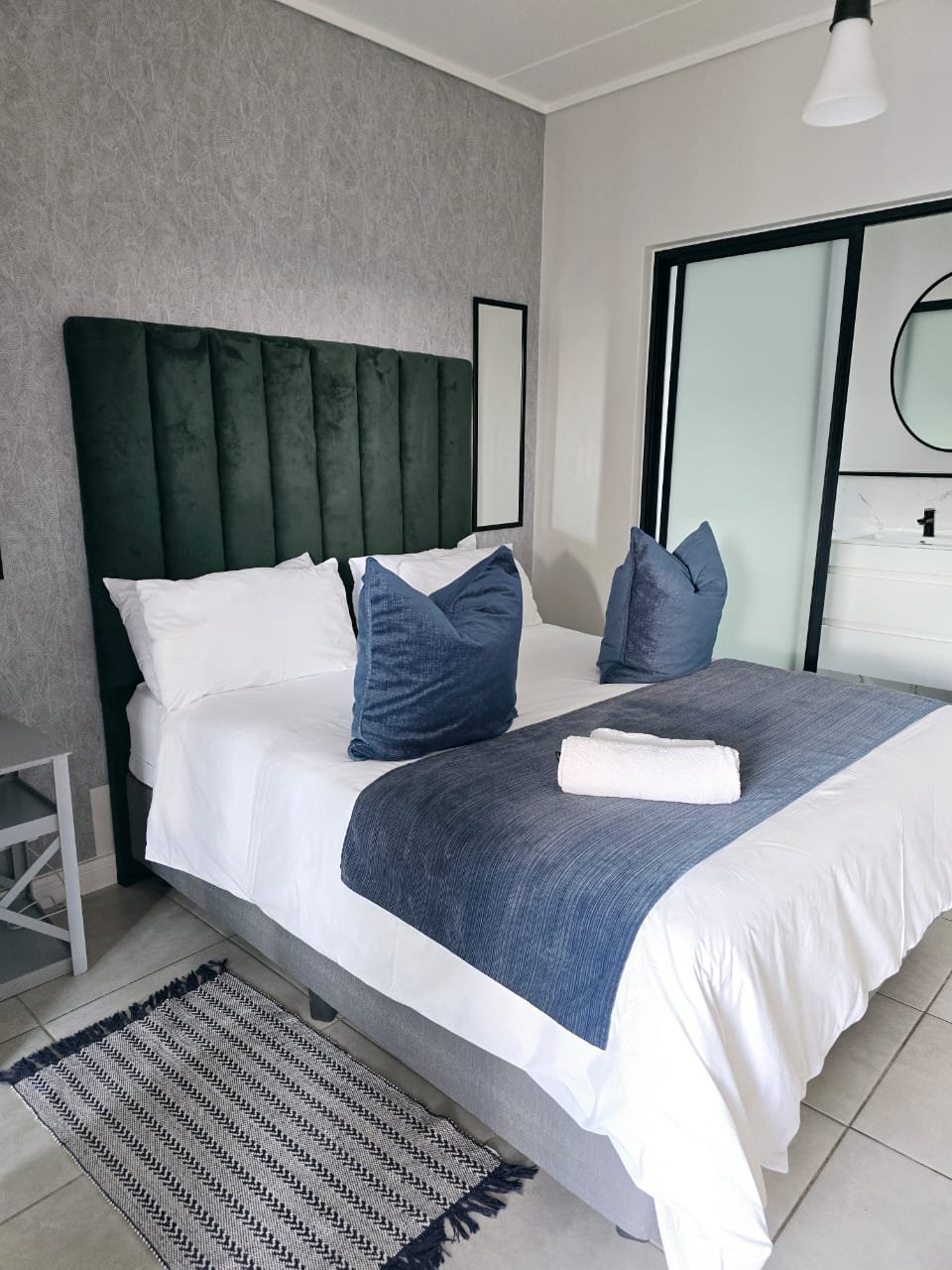 Exquisite 1-bedroom apartment - image 2