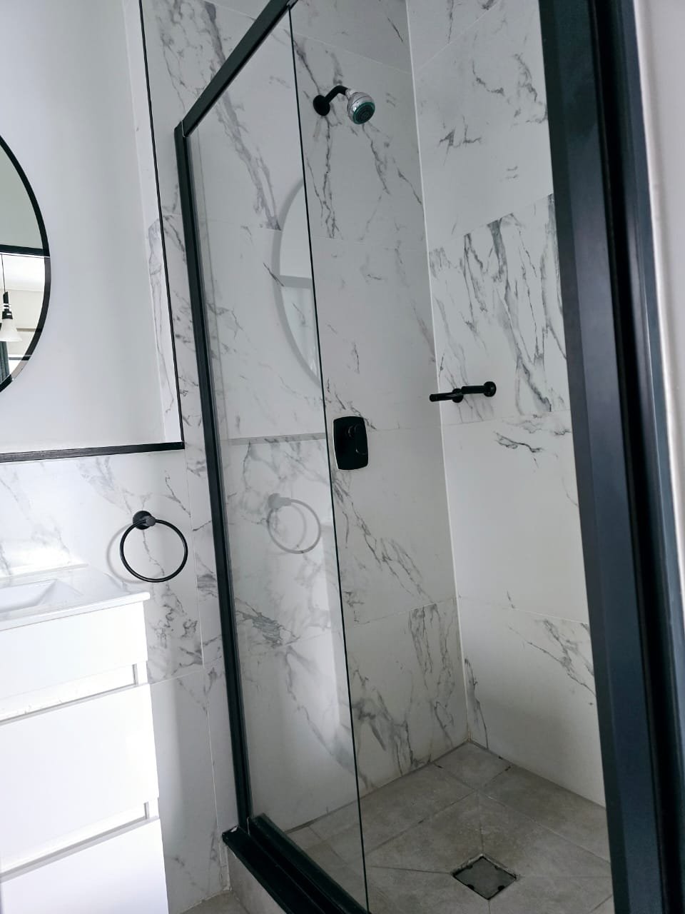 Exquisite 1-bedroom apartment - image 3