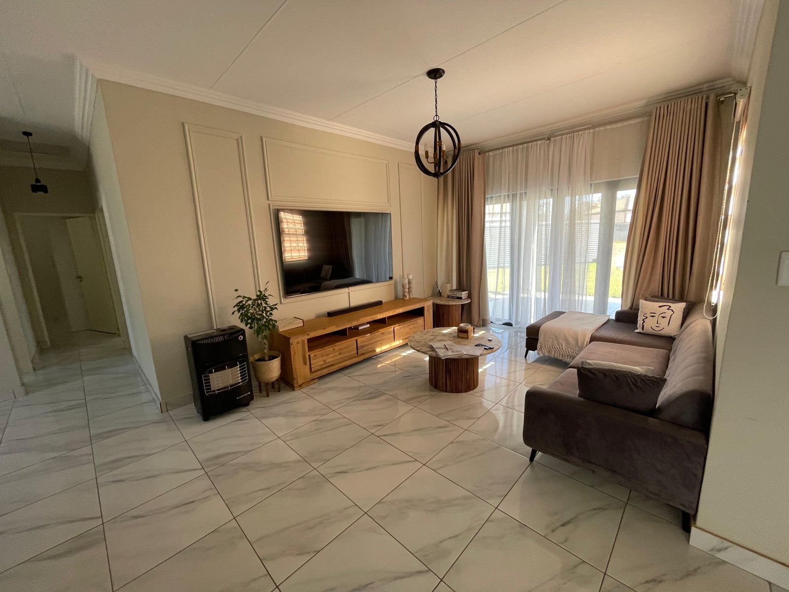 Beautiful 3-Bedroom Family Home in Rayton, Pretoria - image 12