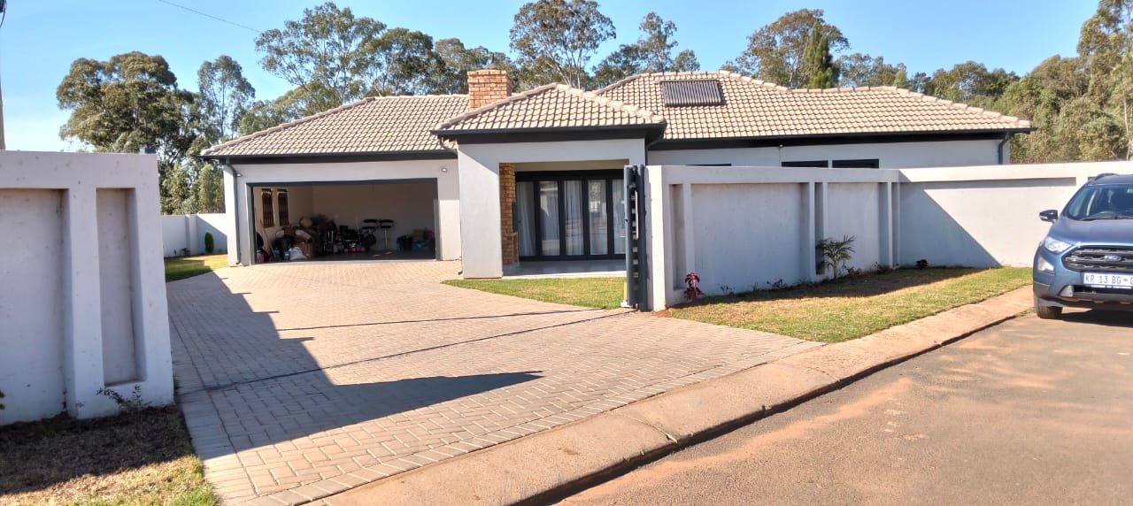 Beautiful 3-Bedroom Family Home in Rayton, Pretoria - image 13