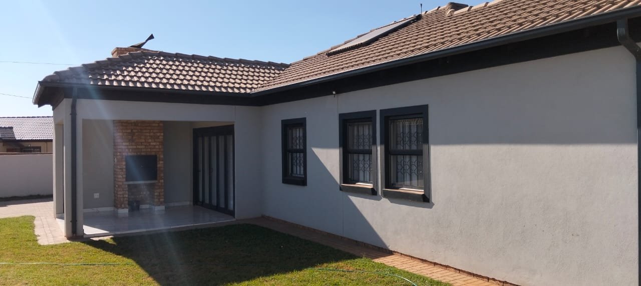 Beautiful 3-Bedroom Family Home in Rayton, Pretoria - image 16