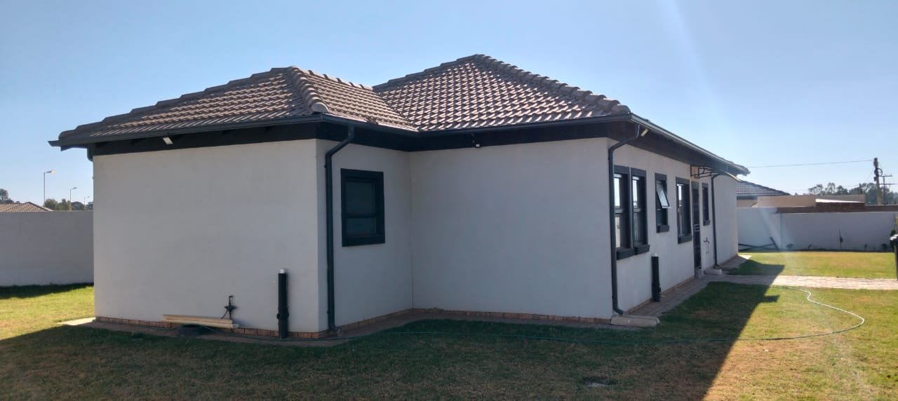 Beautiful 3-Bedroom Family Home in Rayton, Pretoria - image 17