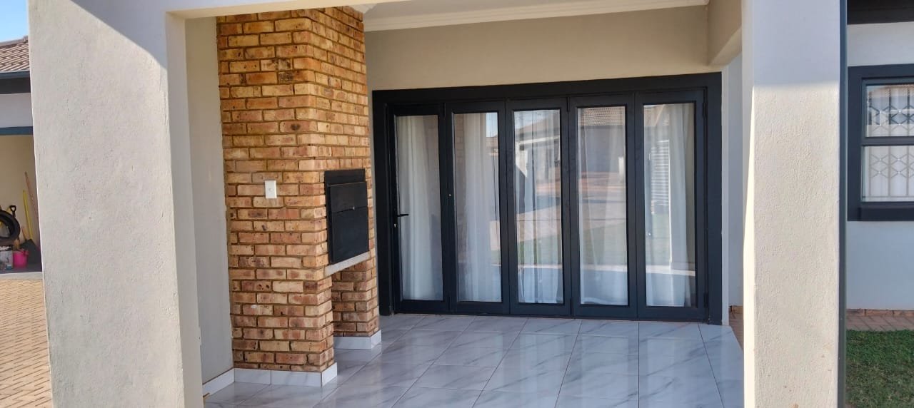 Beautiful 3-Bedroom Family Home in Rayton, Pretoria - image 18