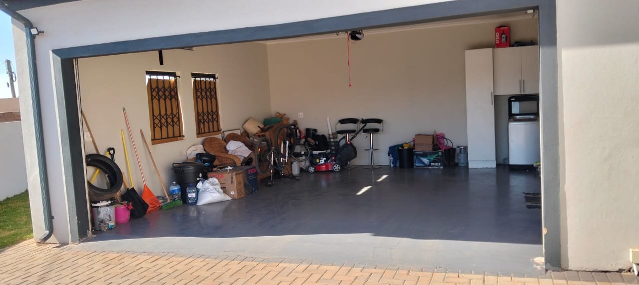 Beautiful 3-Bedroom Family Home in Rayton, Pretoria - image 19