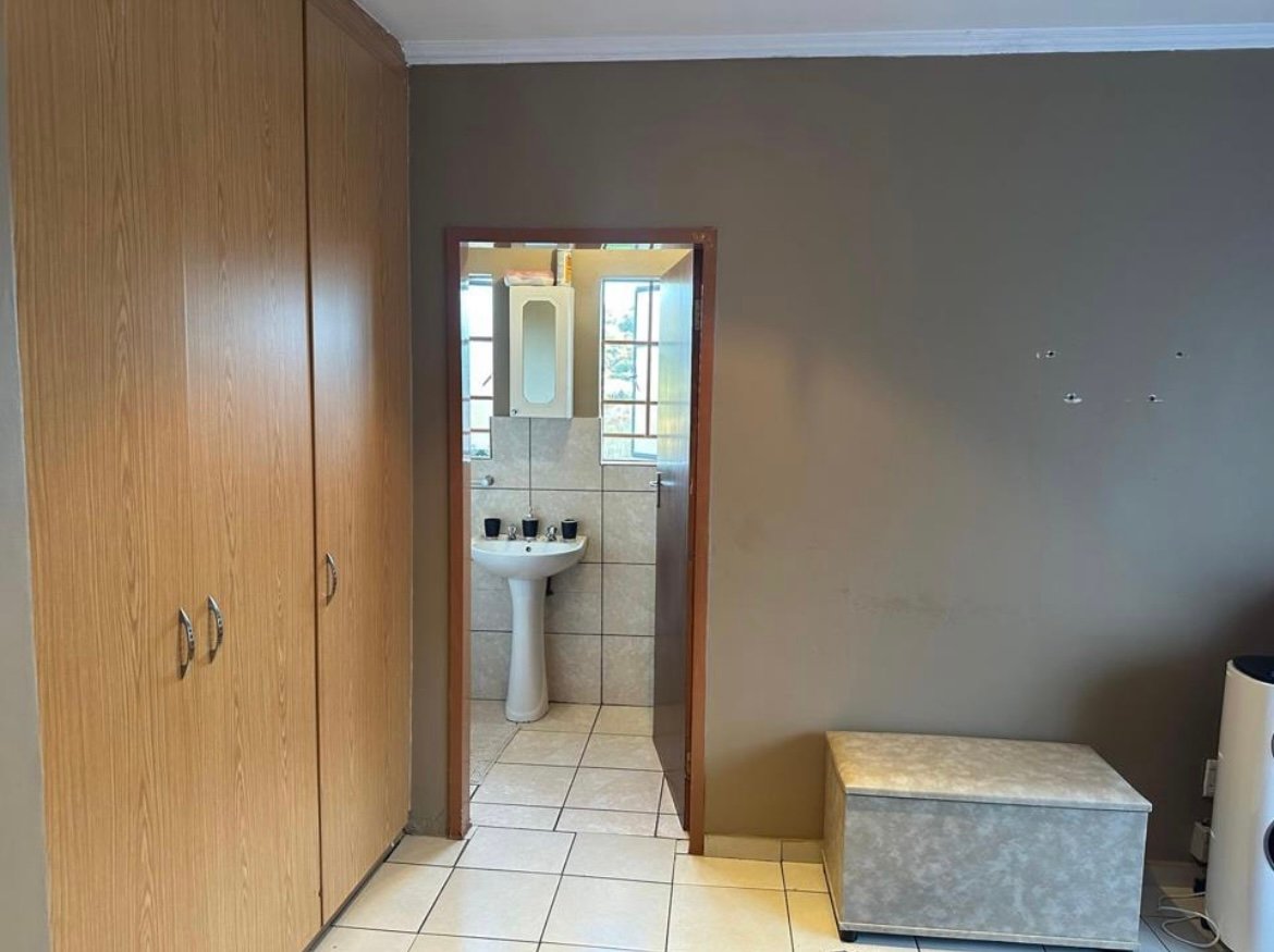 Faurea Hills Apartment - image 8