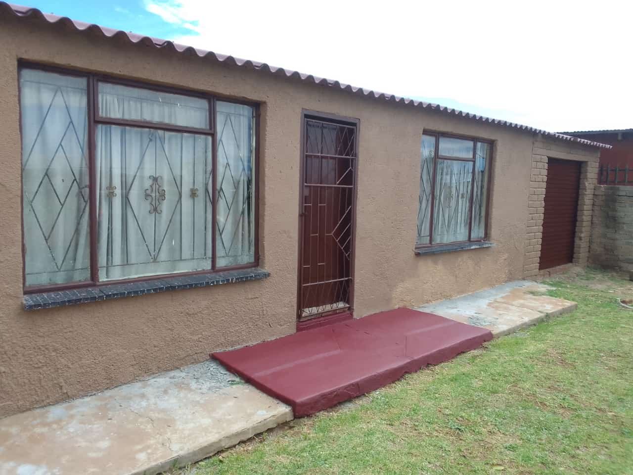 2 Bathroom House For Sale in Sebokeng - image 2