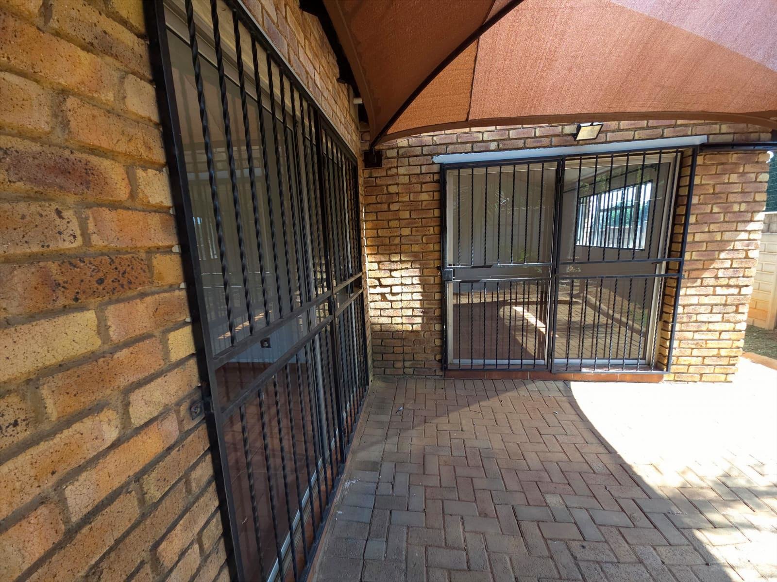 Beautiful 2 Bed Townhouse in Allen's Nek, Roodepoort - image 2