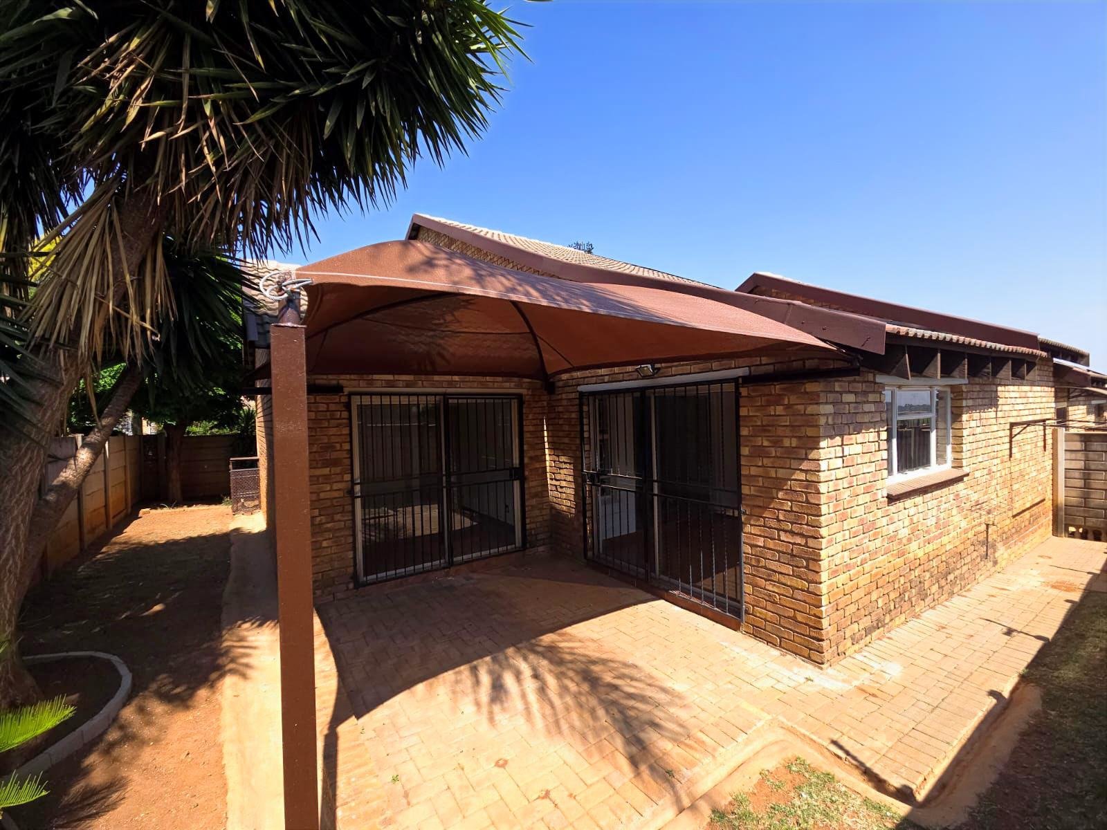 Beautiful 2 Bed Townhouse in Allen's Nek, Roodepoort - image 3