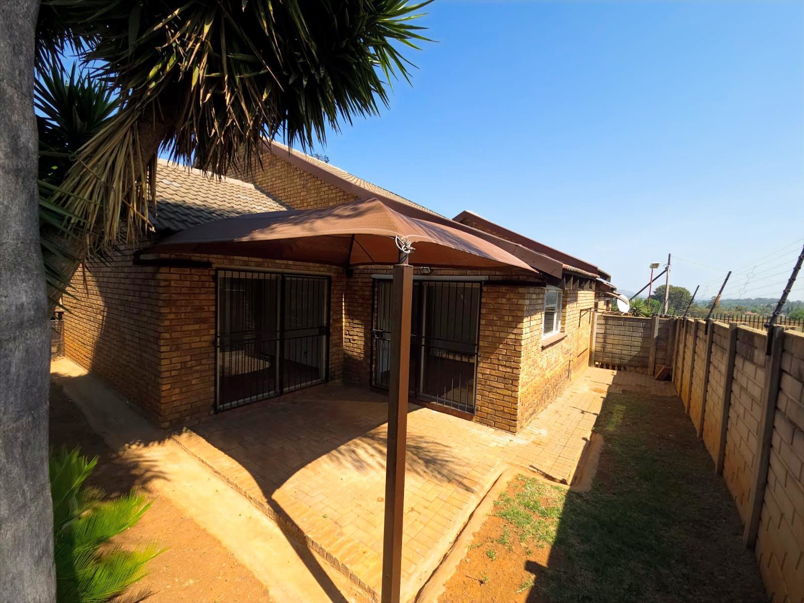 Beautiful 2 Bed Townhouse in Allen's Nek, Roodepoort - image 5