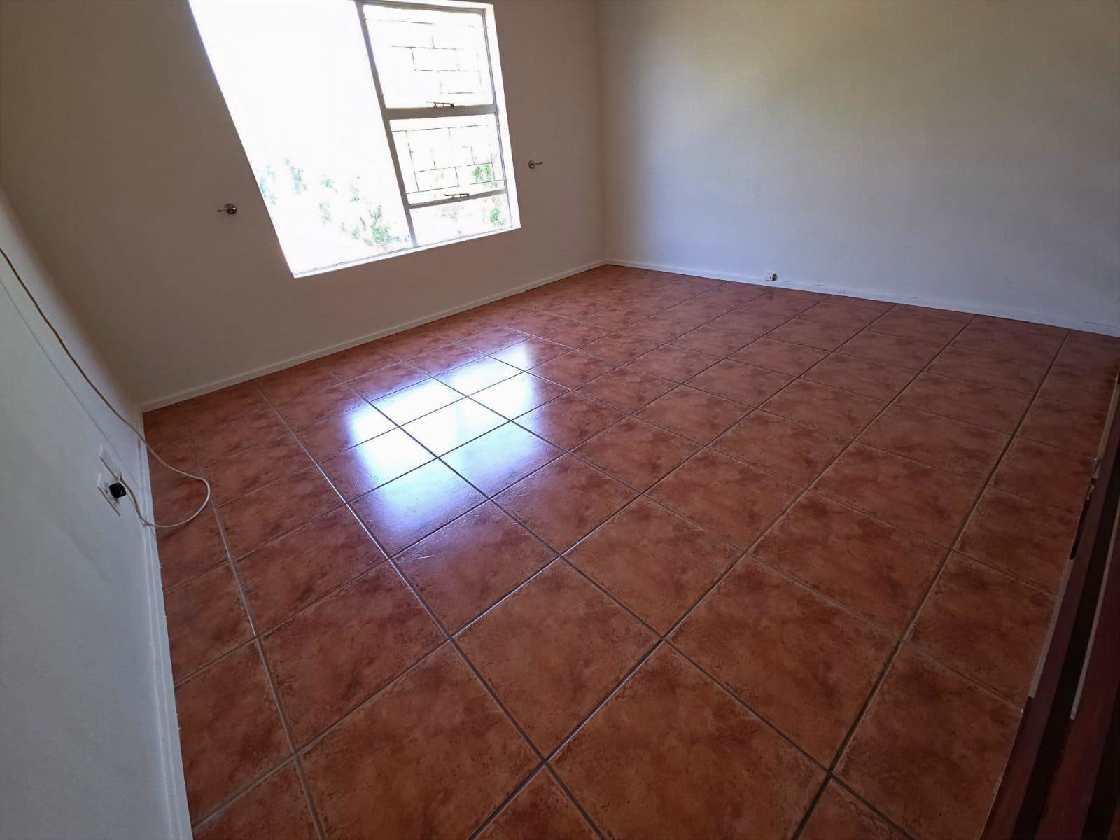 Beautiful 2 Bed Townhouse in Allen's Nek, Roodepoort - image 9