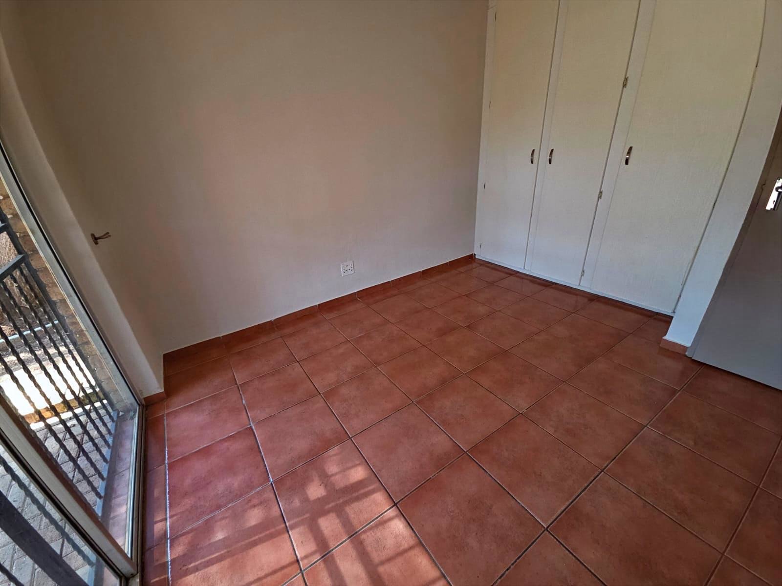 Beautiful 2 Bed Townhouse in Allen's Nek, Roodepoort - image 10
