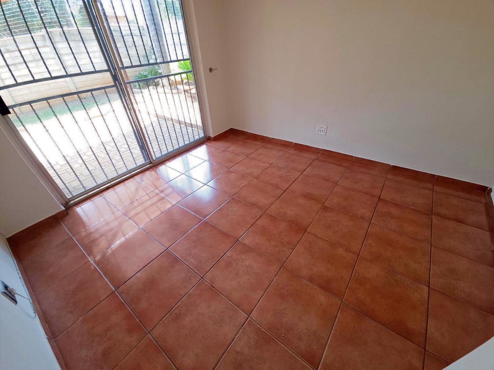 Beautiful 2 Bed Townhouse in Allen's Nek, Roodepoort - image 11