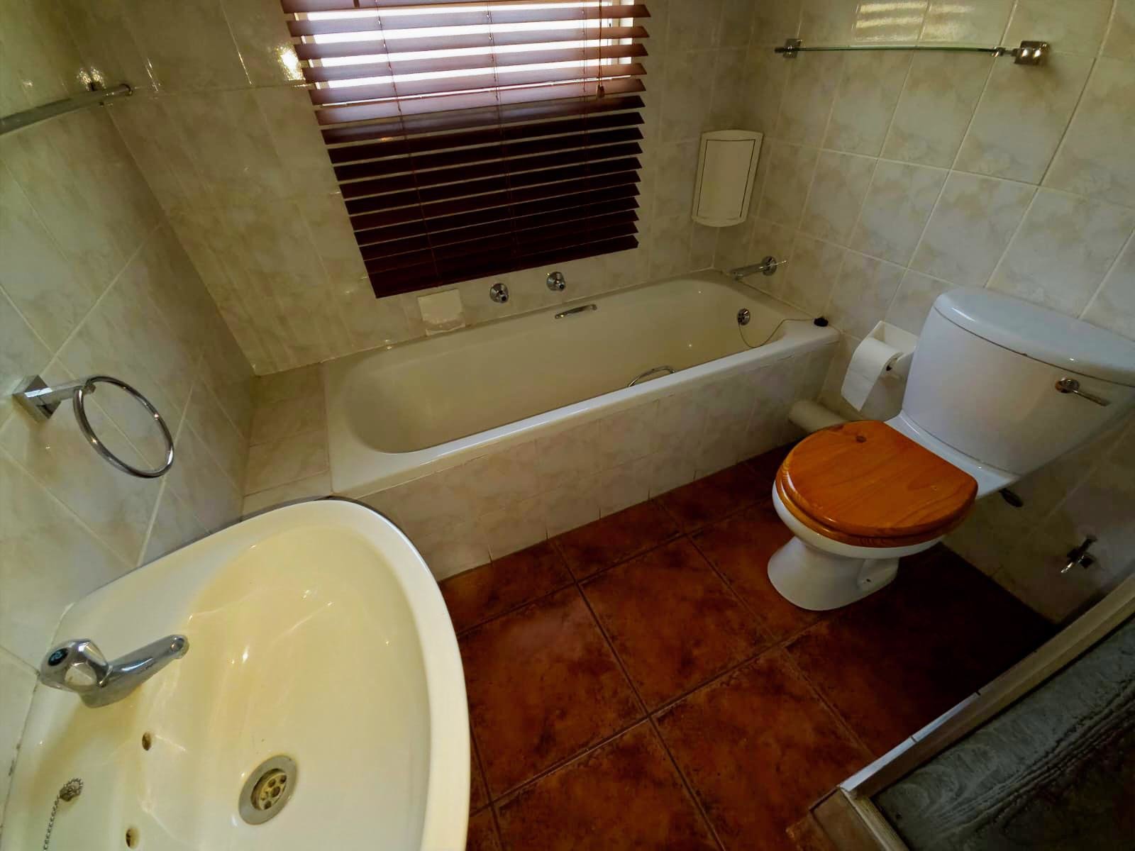 Beautiful 2 Bed Townhouse in Allen's Nek, Roodepoort - image 16