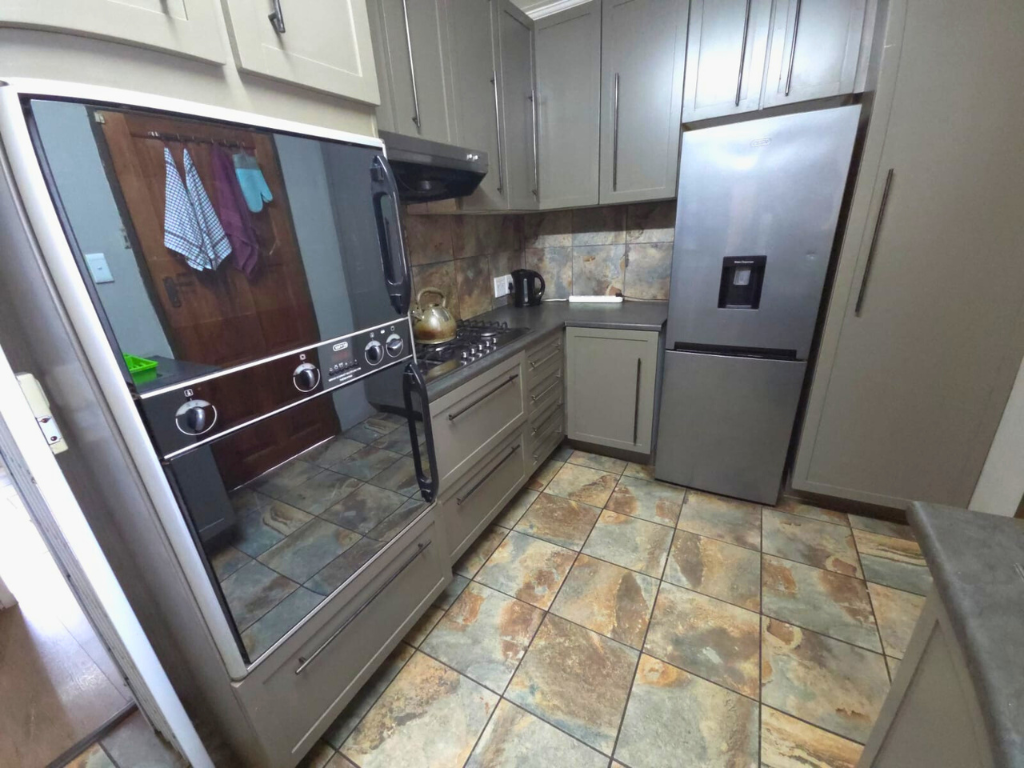 2ha Plot with Modern 3-Bedroom Home in Eloff - image 12