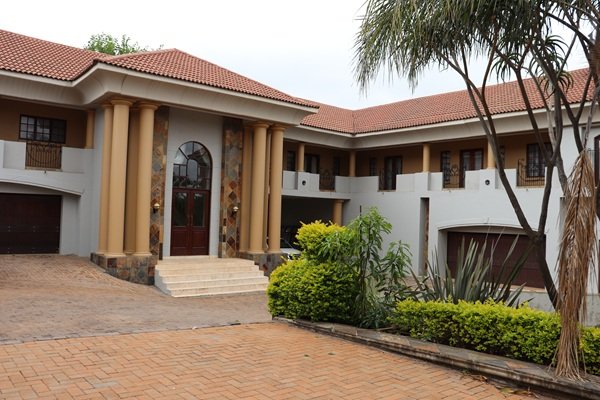 Exquisite 3000m2 Mansion in Mooikloof Residential Estate, Pretoria East - image 3