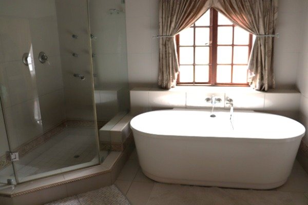 Exquisite 3000m2 Mansion in Mooikloof Residential Estate, Pretoria East - image 15