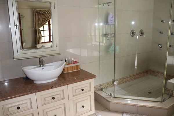 Exquisite 3000m2 Mansion in Mooikloof Residential Estate, Pretoria East - image 16