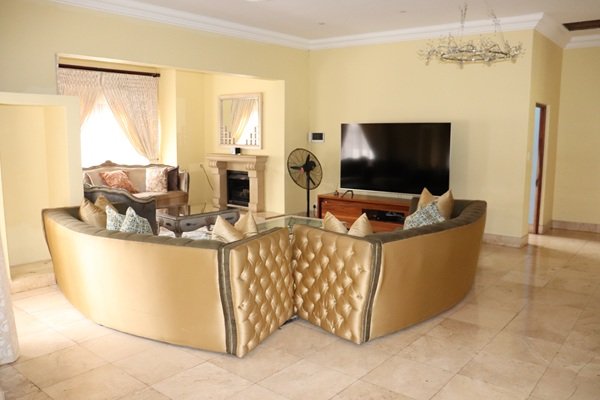 Exquisite 3000m2 Mansion in Mooikloof Residential Estate, Pretoria East - image 18