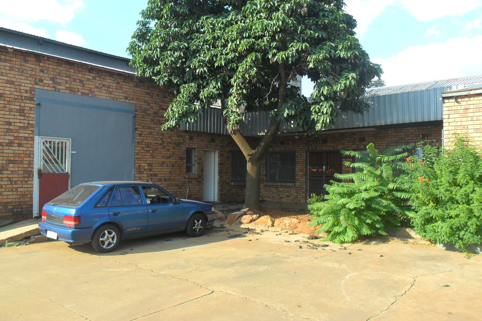 AE4 – 125m² Distribution/Factory Space To Let