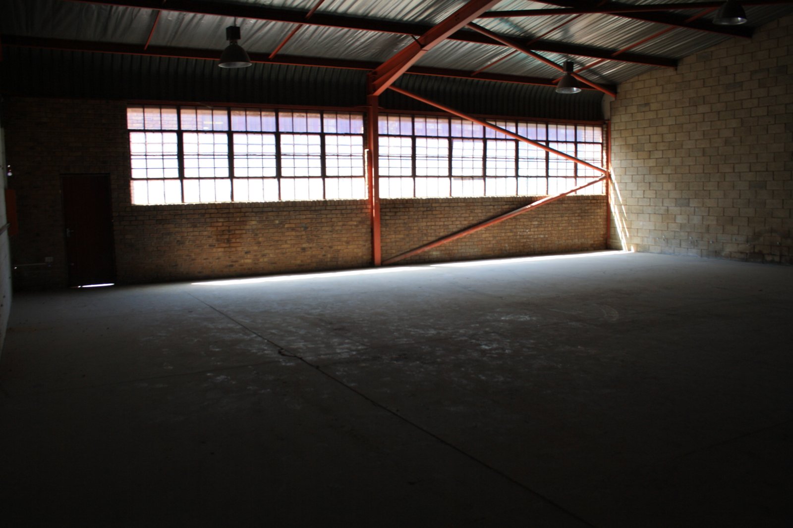 T4 - 295m² Factory, Workshop, Distribution Space to Let