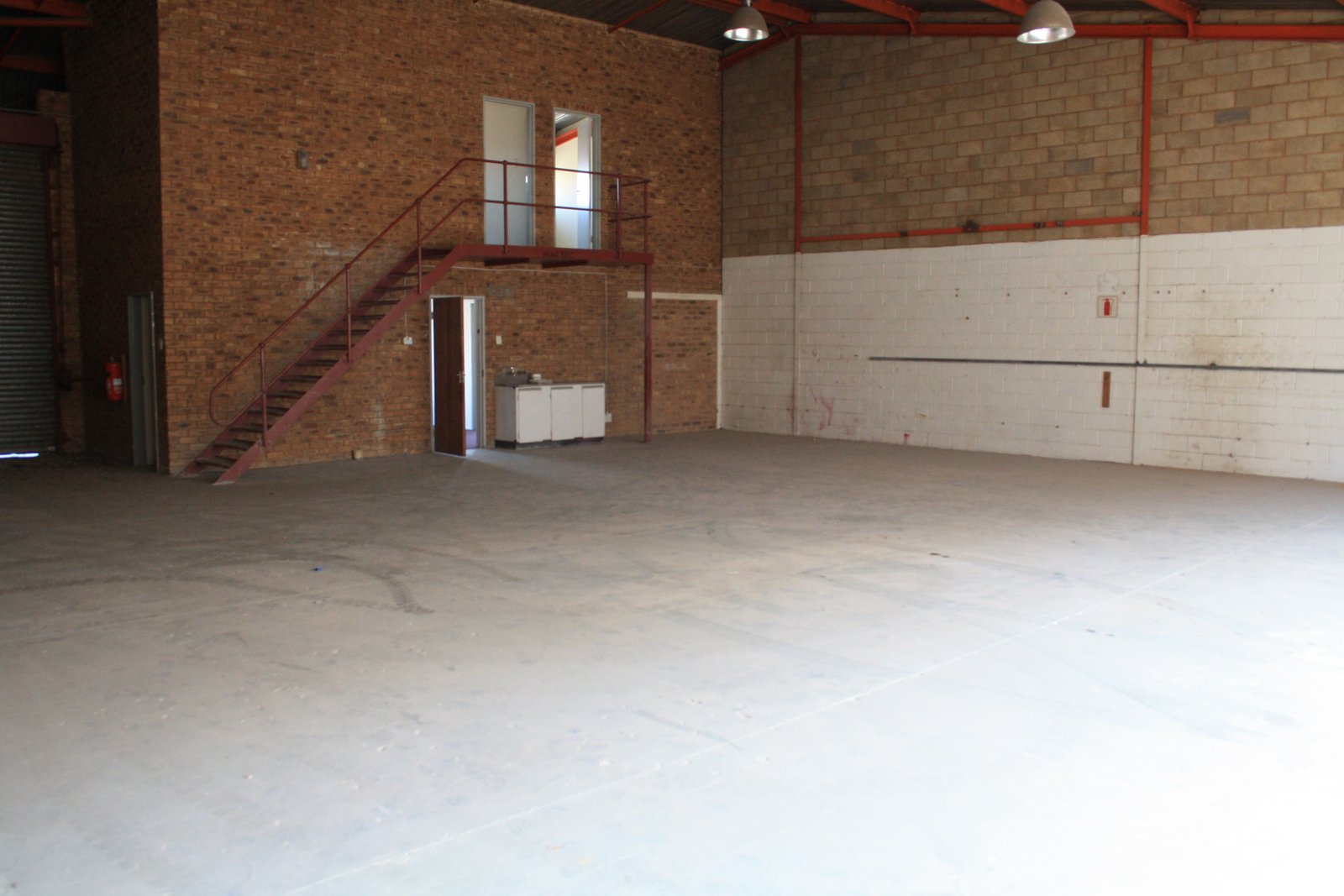 T4 - 295m² Factory, Workshop, Distribution Space to Let
