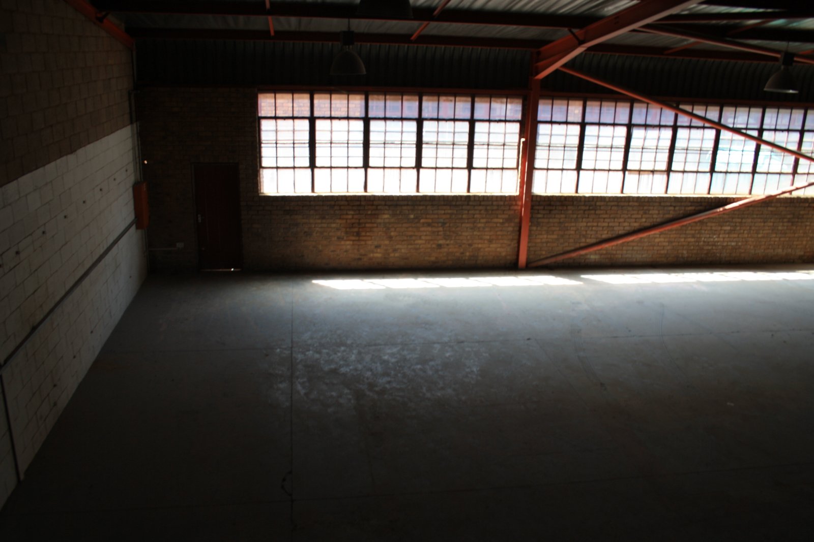 T4 - 295m² Factory, Workshop, Distribution Space to Let image 6
