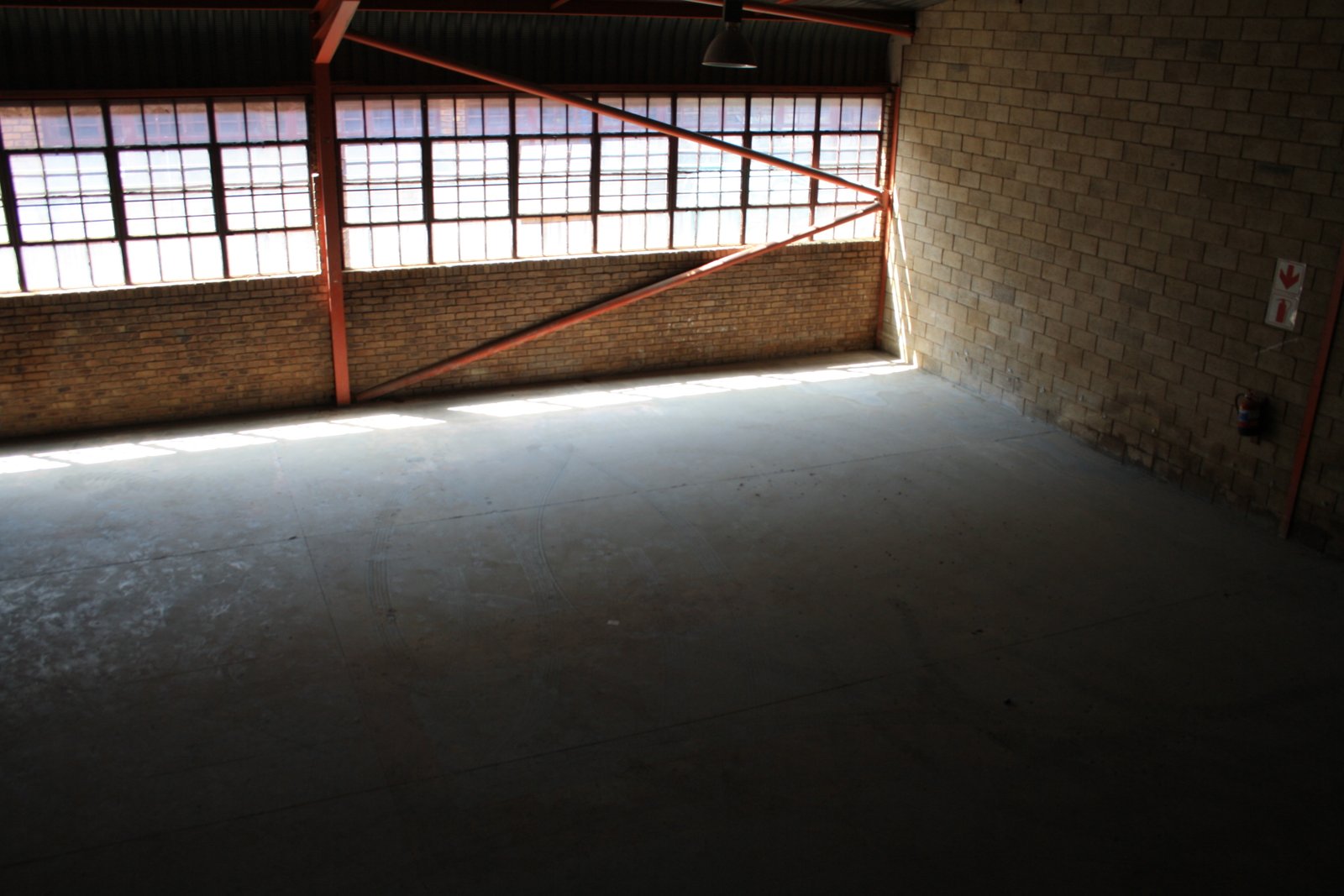 T4 - 295m² Factory, Workshop, Distribution Space to Let image 8