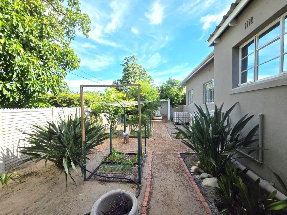 5-Bed Family Home for Sale in Lemoenkloof, Paarl - Income Potential, Views & Solar Features image 4
