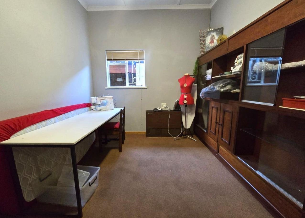 5-Bed Family Home for Sale in Lemoenkloof, Paarl - Income Potential, Views & Solar Features image 9