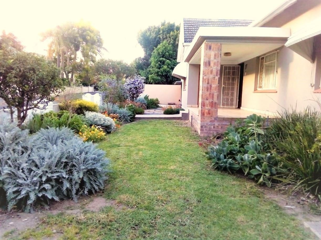 5-Bed Family Home for Sale in Lemoenkloof, Paarl - Income Potential, Views & Solar Features image 10