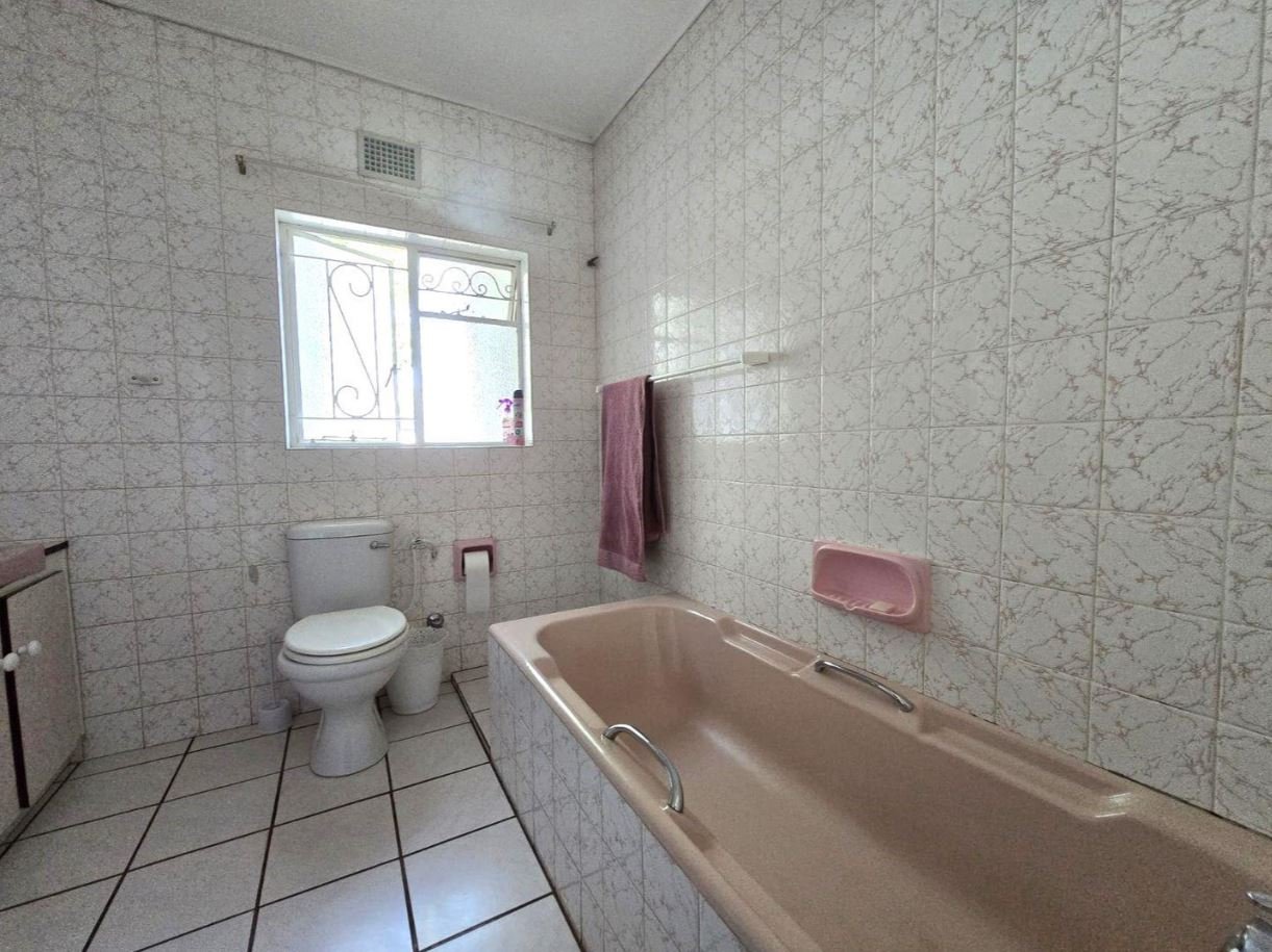 5-Bed Family Home for Sale in Lemoenkloof, Paarl - Income Potential, Views & Solar Features image 19