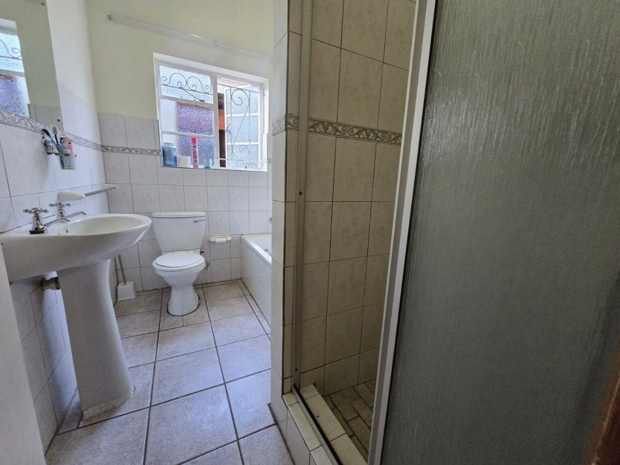 5 Bedroom Investment Property with Rental Income & Granny Flat Potential – Lemoenkloof image 15