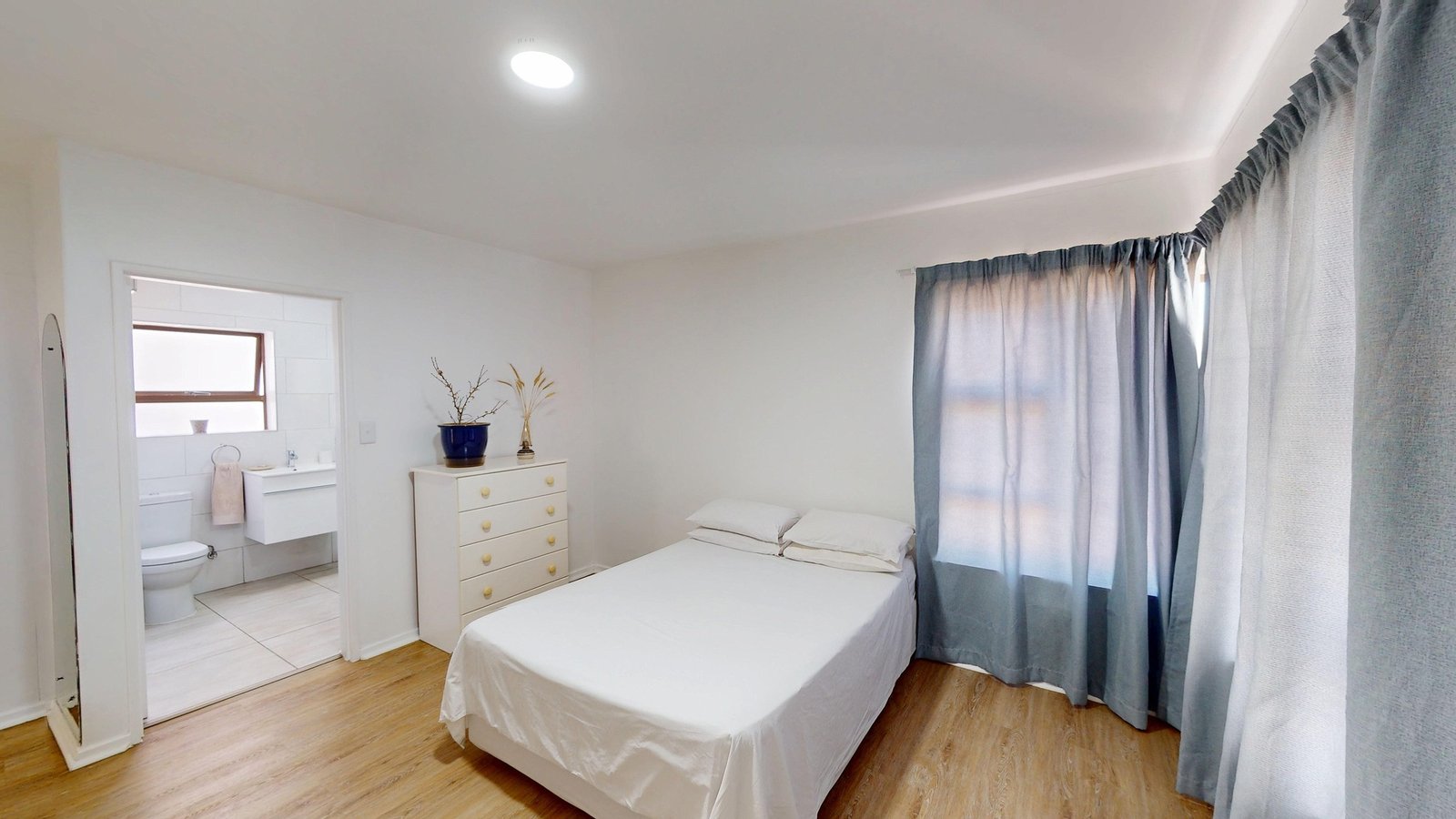 3 Bedroom Beachfront Apartment for Sale in Strand Golden Mile - Ocean Views & Holiday Letting Allowed image 10