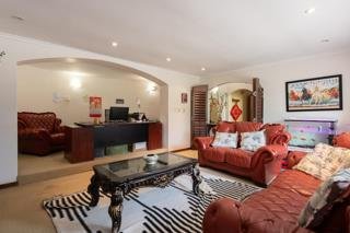 4 Bedroom Family Home for Sale in Glenvista - Pool, 4 Garages, Entertainment Area & Cul-De-Sac image 4