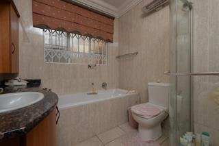 4 Bedroom Family Home for Sale in Glenvista - Pool, 4 Garages, Entertainment Area & Cul-De-Sac image 7