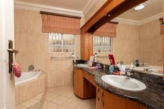4 Bedroom Family Home for Sale in Glenvista - Pool, 4 Garages, Entertainment Area & Cul-De-Sac image 10