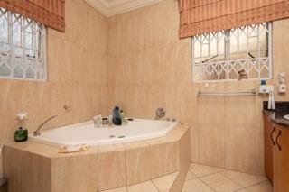 4 Bedroom Family Home for Sale in Glenvista - Pool, 4 Garages, Entertainment Area & Cul-De-Sac image 11