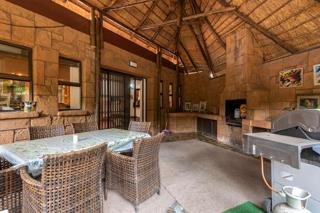 4 Bedroom Family Home for Sale in Glenvista - Pool, 4 Garages, Entertainment Area & Cul-De-Sac image 15