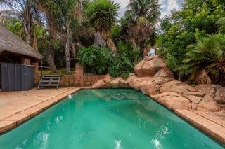 4 Bedroom Family Home for Sale in Glenvista - Pool, 4 Garages, Entertainment Area & Cul-De-Sac image 16