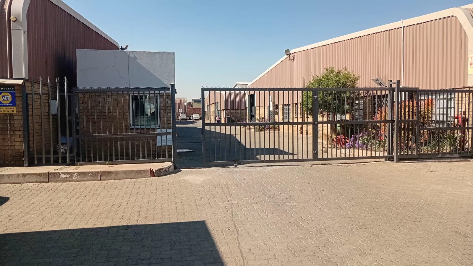 hc1 – hc2 – 639m² Factory Engineering Distribution Space to Let