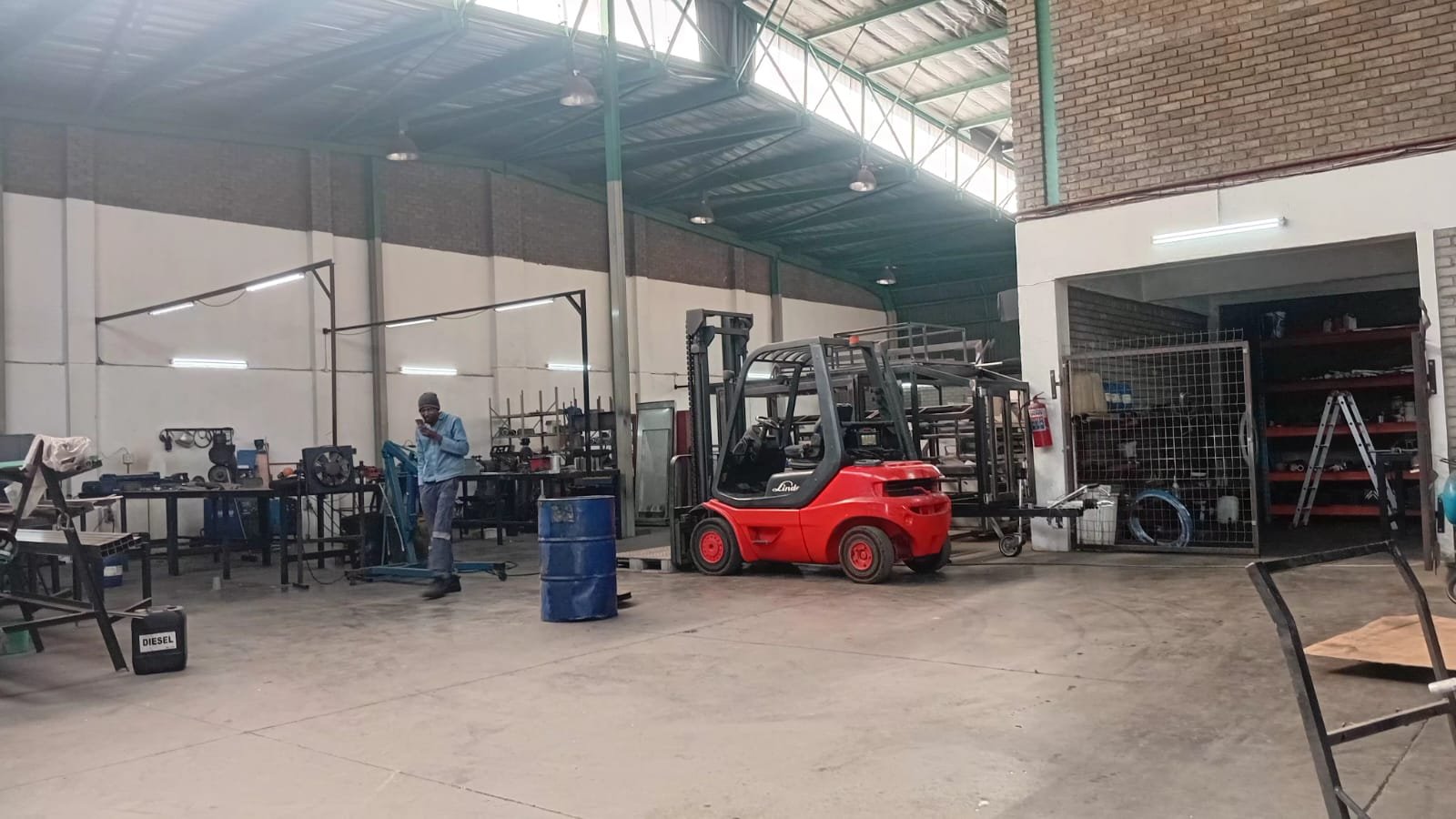 hc3 – hc4 – 630m² Factory Distribution Warehouse Space to Let image 9