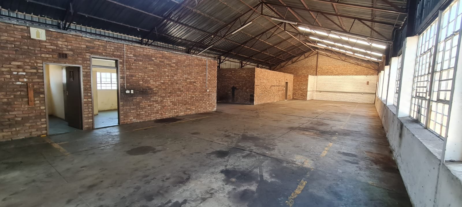 BC2 – 305m² - Warehouse / Workshop / Factory Space to Let image 7