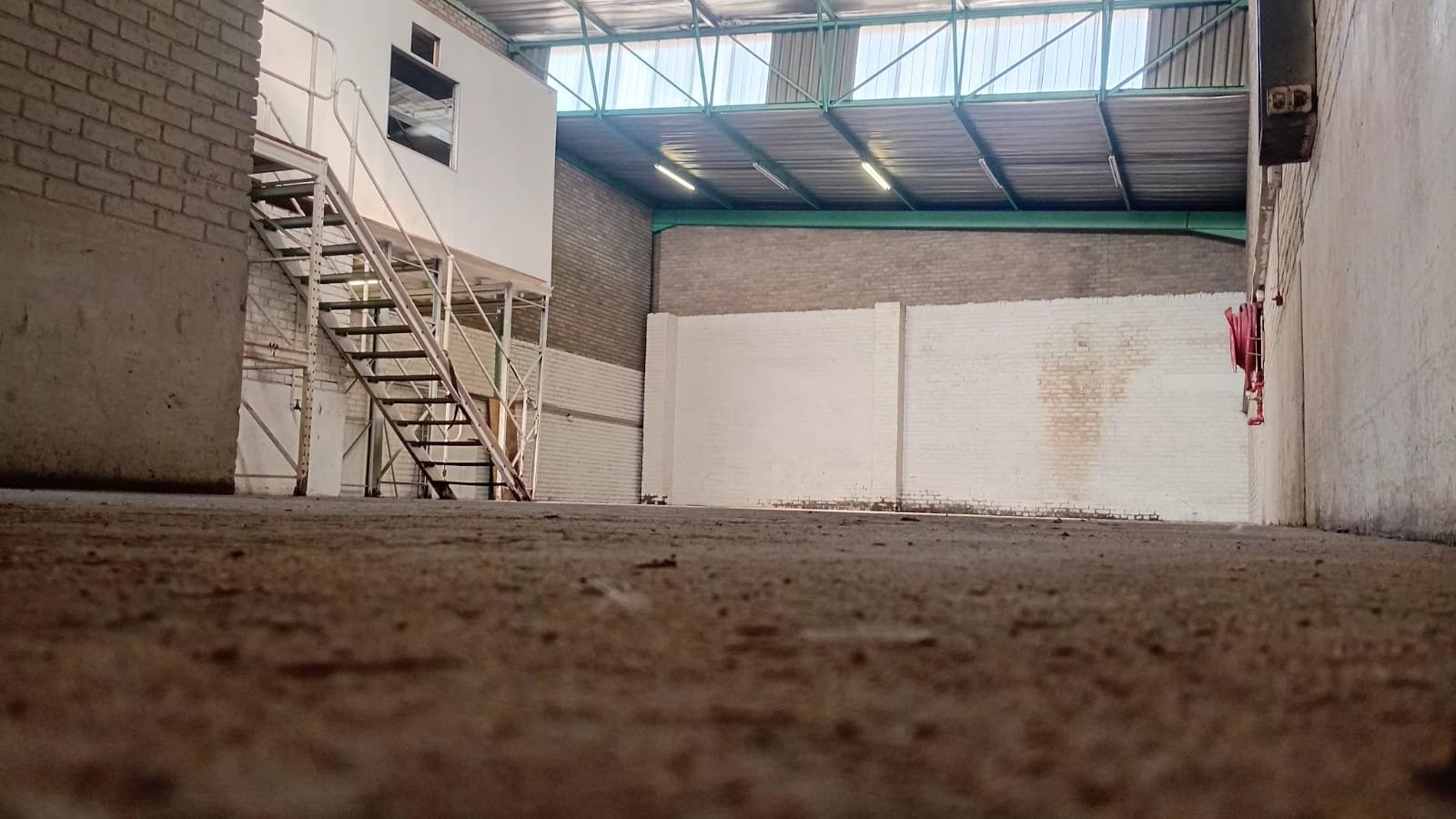 HB2 – 262m² Factory Engineering Space to Let image 8